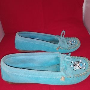 Minnetonka Moccasins Me to We Turquoise Suede Leather Hand Beaded Size 6